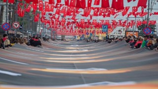 İzmir Ataya saygı için 350 metrelik posterle yürüdü