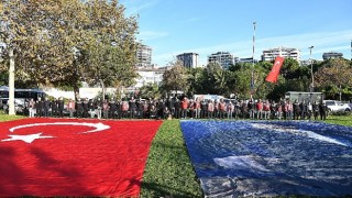 Kadıköyde binlerce kişi Ataya Saygı Zinciri oluşturdu