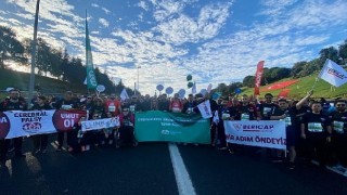 Türkiye spastik çocuklar vakfı destekçileri 45.İstanbul maratonunda deprem bölgesindeki engelli çocuklar için koştu