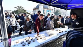 Büyükşehir şehitler için helva ve lokma dağıttı