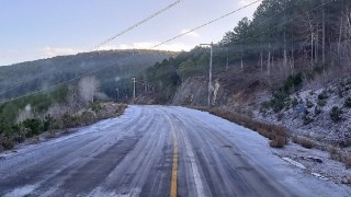 Büyükşehir Ekipleri Buzlanmaya Karşı Tuzlama Çalışması Yaptı