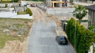 Didim Belediyesi, kent genelinde yol yapım çalışmalarına tüm hızıyla devam ediyor.