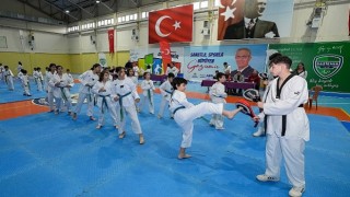 Gaziemirin taekwondocularından kuşak mücadelesi