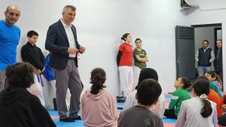 Gölcük Belediyesi tarafından tadilatı tamamlanarak yenilenen Düzağaç Kültür Merkeziinde taekwondo dersleri başladı