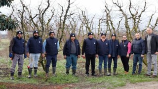 Kemalpaşada çiftçilik yapan vatandaşlara, Kemalpaşa Belediye Başkanı Rıdvan Karakayalı tarafından yelek ve bere hediye edildi