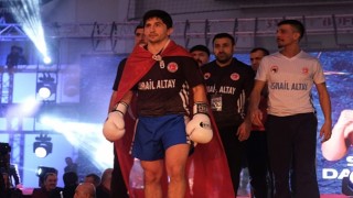 Kocaelide kick boks fırtınası esti;Dövüşçüler ringin tozunu attırdı