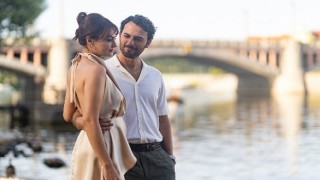 Netflix, Başrollerinde Birkan Sokullu ve Esra Bilgiçe Yer Veren Romantik Hırsızn Fragmanını Paylaştı