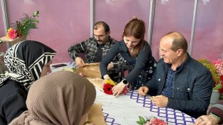 Beyler Kadın Festivalinde eşlerine çiçek yaptı