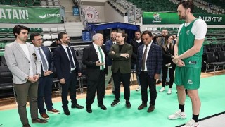 Şadi Özdemir Bursaspor Basketbol Takımını antrenmanda izledi