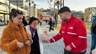 Türk Kızılay Konak Şubesinden İftar Kumanya Dağıtımı