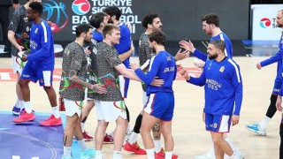 Basketbolseverler Anadolu Efes - Aliağa Petkimspor Maçına Bilet Yerine Kitap ile Girdi