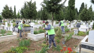 Burhaniye Belediyesi, yaklaşan Ramazan Bayramı dolayısıyla ilçede bulunan tüm mezarlıklarda bakım ve düzenleme çalışmalarında sona geldi