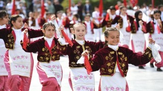 Cumhuriyet Meydanı çocukların gösterileriyle renklendi