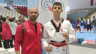 Foça Belediyespor Kulübü Taekwondo Şubesi Sporcusu Asrın Yağız Büyükyavuz, yarı final elemelerini altın madalya ile geçti