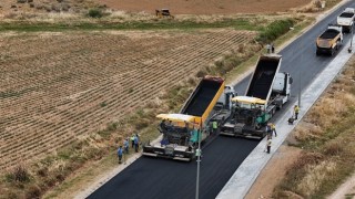 Aydın Büyükşehir Belediyesi, kent genelinde eş zamanlı olarak sürdürülen yol yapım çalışmalarına devam ediyor