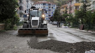 Çankaya Belediyesi, Ankara da etkili olan ve normalin üzerinde yağan yağmurun ardından ulaşımı engelleyen taş toprak yığınlarını temizledi