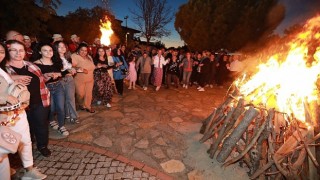 Efes Selçuk Hıdırellez coşkusunu İsabey Mahallesinde düzenlenen şenlikle yaşadı. Efes Selçuk Belediyesi tarafından düzenlenen şenlik coşku ve neşe içinde geçti