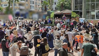 Gölcük Belediyesi kültür-sanat etkinlikleri kapsamında Değirmendere Çınarlık Meydanı&#39;nda düzenlenen Çocuk Şenliği yoğun ilgi gördü