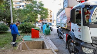 Karşıyaka da yüzlerce çöp konteyneri tek tek ilaçlanıyor