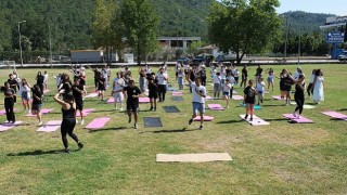 Öğrenciler açık havada yoga yaptı