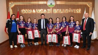 Şampiyon öğrencilerden Başkan Aydına ziyaret