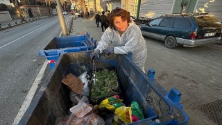 Ünlü Şef Refika Birgül, Gıda İsrafına Dikkat Çekmek ve Boşa Harcama Demek için Çöp Konteynerine Girdi