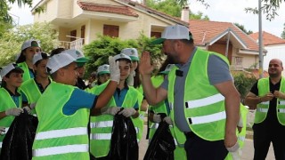 Gölcük gölü çevresinde öğrenci ve gönüllüler çöp toplandı