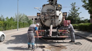 Kurban Bayramı tatilinde birçok birimi ile görevde olacak olan Nevşehir Belediyesi, bayram öncesinde mahallelerde temizlik çalışmalarına aralıksız devam ediyor