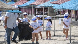 Mavi bayraklı plajda dalgıç destekli temizlik