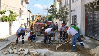 Burhaniye Belediyesi Fen İşleri Müdürlüğü ekipleri, ilçe genelinde yol çalışmalarına aralıksız devam ediyor