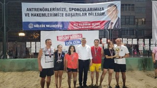 Gölcük Belediyesinin yaz spor etkinlikleri kapsamında düzenlediği Plaj Voleybolu Turnuvası, çekişmeli mücadelelere sahne olan final müsabakalarının ardından son erdi