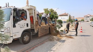 Karaman Belediyesi, Zeytin Dalı Bulvarının valilik kısmında trafik güvenliğini ve akışını rahatlatmak için orta refüj düzenlemesi yapıyor