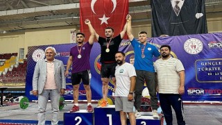 Nevşehir Belediyesi sporcusu Serdar Benli, Gençler Kulüpler Türkiye Halter Şampiyonasında toplamda 268 kg kaldırarak Türkiye üçüncüsü olmayı başardı