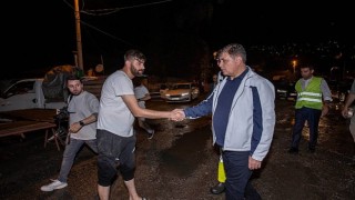 Şiddetli yağış ve yıldırım düşmeleri şehirde yaşamı etkiledi Başkan Cemil Tugay ekiplerle birlikte sahaya indi