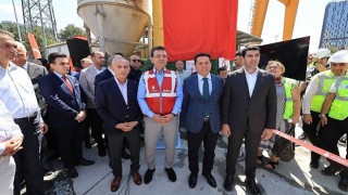 İBB Başkanı Ekrem İmamoğlu, Mahmutbey-Bahçeşehir-Esenyurt Metro Hattında çalışan emekçilerle bir araya gelerek, TBM cihazının ilerlemesine tanıklık etti