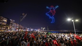 İzmir de 30 Ağustos coşkusu dron gösterisi ile taçlandı 500 dron Körfez de görsel şölen yaşattı