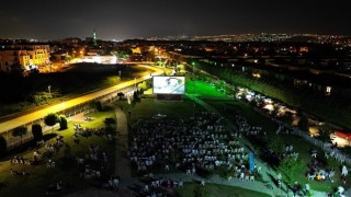 Kartepe Belediyesi açık hava sinemasında bu hafta sonu gösterilen “Can Dostlar” filmi büyük ilgi gördü