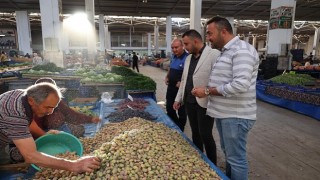 Nevşehir Belediye Başkan Yardımcıları Hasan İler ve Veli Kırşehirli, Pazar esnafı ile bir araya gelerek talep ve önerilerini dinledi