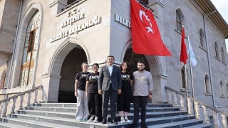 Nevşehir Belediye Başkanı Rasim Arı, konuk ettiği Özel Simya Koleji öğrencilerinin Nevşehir ve belediyecilik hakkında sorularını cevaplandırdı.