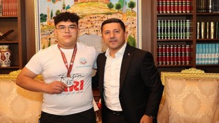 Nevşehir Belediye Başkanı Rasim Arı, Nevşehir Belediyesi Gençlik ve Spor Kulübü çatısı altında katıldığı çeşitli turnuvalarda derece elde eden sporcuları ödüllendirdi.