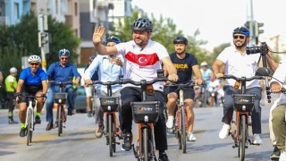 Buca Belediye Başkanı Görkem Duman, çevreci ulaşımı teşvik etmek için pedal çevirdi