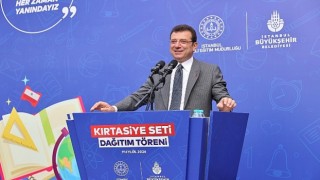 Ekrem İmamoğlu, Bayrampaşada kırtasiye seti dağıtım törenine katıldı