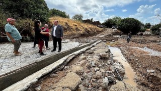 Menderes Belediye Başkanı İlkay Çiçek, sel felaketinden dolayı mağdur olan mahalleleri ziyaret etti, yardım çalışmalarını inceledi