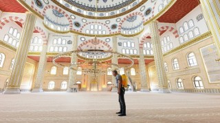 Mevlid Kandili dolayısıyla Nevşehirdeki tüm cami ve mescitler Nevşehir Belediyesi Temizlik İşleri Müdürlüğü ekipleri tarafından gül suyu ile yıkandı.