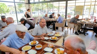 Bayraklı Belediyesi kent lokantalarında ”Askıda Yemek” uygulaması başladı