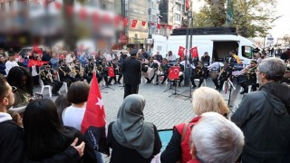 Cumhuriyet Bulvarı Atanın sevdiği şarkılarla çınladı