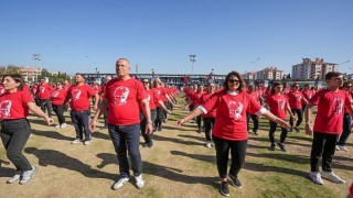 Gaziemire 750 kişi Cumhuriyet için harmandalı oynadı