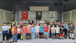 Gölcük Belediye Konservatuarı Çocuk Korosu, Şef Turan Yüksel eşliğinde yeni dönem eğitimlerine Sanat Galerinde başladı.