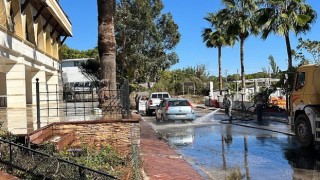 Kemer;de yeşil alanlarda bakım çalışması