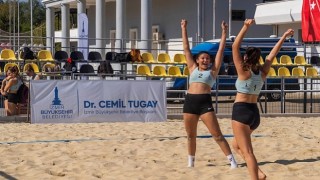 Liseli gençlerden plaj voleybolu ve müzik şöleni